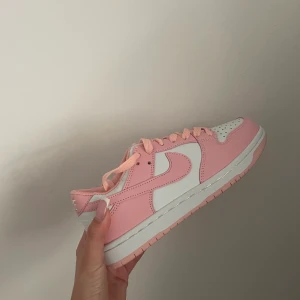 Nike dunk low 37 - Säljer mina low dunka för att som inte passar mig, skorna är endast testade och i strl 37🎀