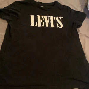 Levis t-shirt  - Använt den mycket men jag har typ 2 av denna t-shirt därför ville jag sälja den för använder denna knappt längre 