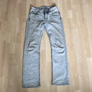 Hope Jeans - Jeansen är i bra skick och är knappt använda. Nypris 1600 kr
