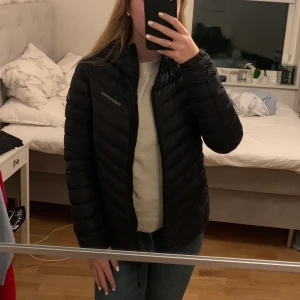 Vinterjacka - Säljer min peak performance jacka då jag inte använder den, använd 1 vinter och har inga defekter💕nypris 2800 säljer nu för 800