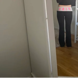 Yoga pants - Victorias secret yoga pants. 2000 tals stil! Jättefina! Det är bara att höra av dig om frågor osv💕fösta bilden är lånad dem andra är min💕