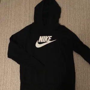  svart hoodie från Nike. Knappt använd, storlek medium men passar s. pris plus frakt. 
