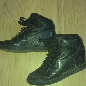 Svarta nike sneakers med klack🦋 - Sköna skor i gott skick, väldigt trendiga just nu💋💋 Pris går att diskutera!