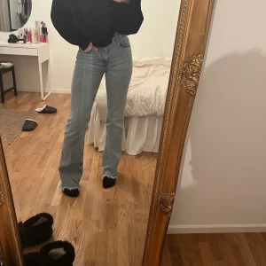 Utsvängda jeans - Utsvängda jeans från zara storlek 34. 