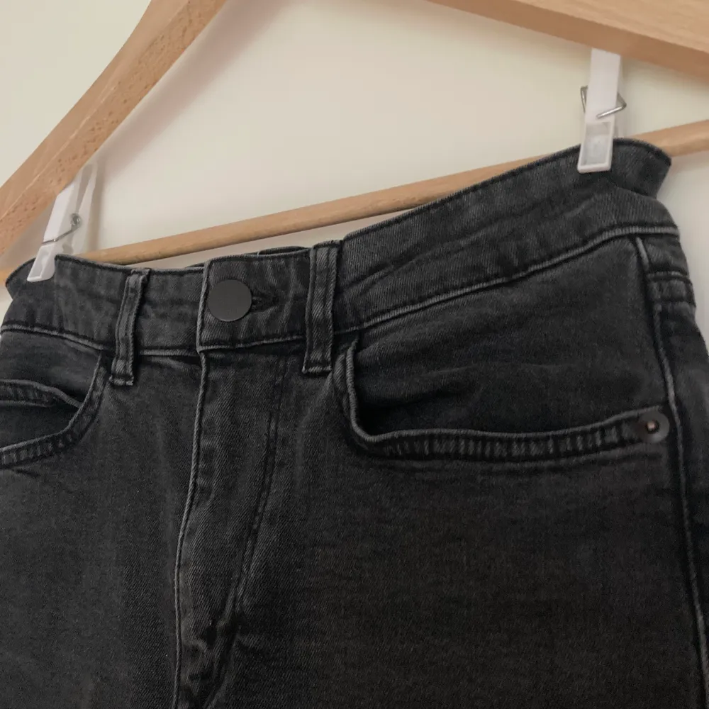Raka jeans med slitningar längst ner. Supersköna och i bra skick! . Jeans & Byxor.