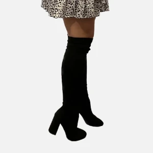 Over-knee boots - Over-knee boots i strl 36 från Tiamo 🖤 De är köpta för 799 kr, använda totalt tre gånger och i fint skick. Klacken är 9 cm! 👠 Fraktas spårbart för 79 kr.
