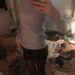 Blå tröja - Fin tröja från Gina tricot i xs jag personligen tycker inte att dena passar på mig men väldigt fin anars om du gillar dena så finns det en murkblå som jag säljer också 