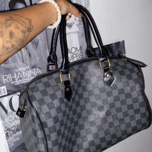 Säljer min Louis Vuitton väska då den inte kommer till användning längre. Köpt av en tjej hör på plick så osäker om den är äkta.💞💞