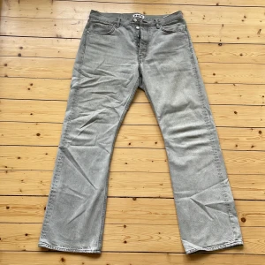 Hope Rush Jeans - Gråa Rush Denim från Hope, sjukt snygg färg och passform. Storlek 32. Nypris 1500.