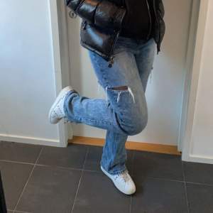 säljer mina fashion nova jeans i storlek 7 eftersom de inte kommer till användning🌸 skriv för egna bilder😊 passar mig med 38/40🌸