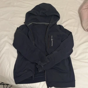 Sail racing kofta mörkblå  - Använt några gånger, mörkblå, storlek 160, kan köpas för 350 kr 