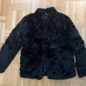 Pälsjacka - Använd i bra skick. Jackan är använd som oversize och passar alla från 34-40. 100 kr + fraktkostnad. Betalning via Plick. 