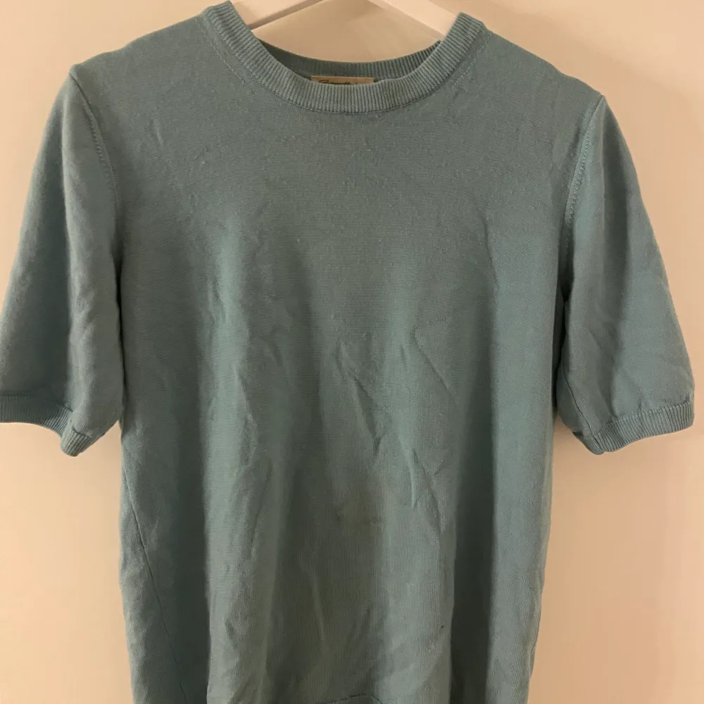 Säljer denna finsnickade tröja, säljer då den inte längre kommer till användning. Lite nopprig, färgen är grönblå/turkos. Priset kan diskuteras❗️köparen står för frakt❗️. Tröjor & Koftor.