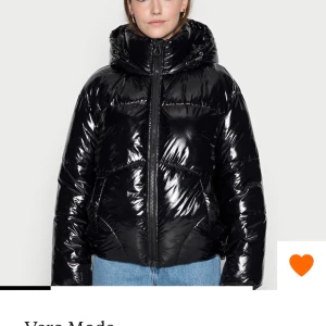 Glansig jacka - Svart glansig helt oanvänd jacka från vera moda. Köpt för 749kr💕 Storlek M.