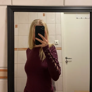 Tröja - Cool vinröd tröja med metalldetaljer på ärmarna. Skriv privat för fler bilder. Tryck inte på knappen köp direkt 