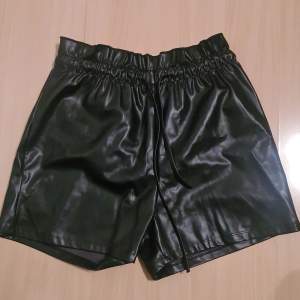 Shorts i pu-leather, storlek M. Köpta för 5 månader sedan, aldrig använda.