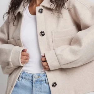 NA-KD kappa - NA-KD kappa storlek 34 (xs/s) Ljusbeige  Nypris 799 mitt pris 400💫⚡️ Kappan är i bra skick, för mer bilder kom privat💞