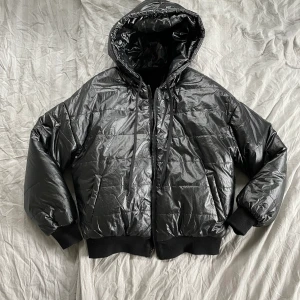 Jacka - Säljer nu denna superfina vinterjackan, i storlek 36/S från den fin fina butiken Ströms mitt inne i centrala Göteborg som kostade 5000kr när jag köpte den för bara ett år sedan! O du kan få den för bara 2 800kr. 