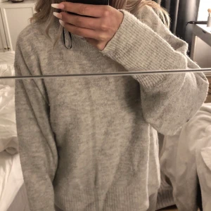 Stickad tröja - En grå stickad tröja i fint skick