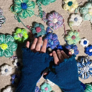 Stickade handledsvärmare - Material:premium akryl.  Omkrets:+18cm  Blommorna på bild2 kan sys fast. Finns så att det räcker till 2 vita på varje handske/3 blå på varje handske (+125:-) (först till kvarn på blommorna, finns fler färger på blommor att välja bland💟) Frakt tillkommer🥰