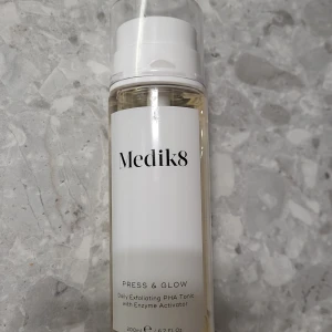 Mediq8 press and glow toner - Mediq8 press and glow toner. 50% kvar.