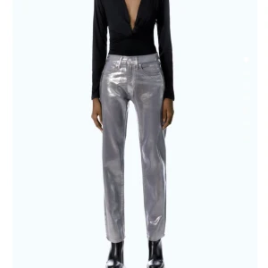Silvriga jeans - Tänkte kolla om någon är intresserad av dessa slutsålda populära jeans från Zara! De är lite för små för mig tyvärr :( kostar 499kr på hemsidan men är slutsålda som sagt! 