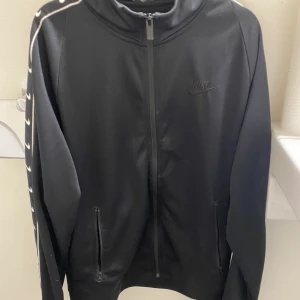 Nike kofta - Märke: Nike Storlek: M