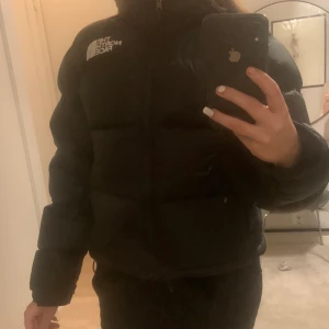 North Face Jacka - Jag säljer denna helt nya jackan pågrund av att jag inte gillade hur den satt på mig. Den är använd max 5 gånger annars är den helt oanvänd. 