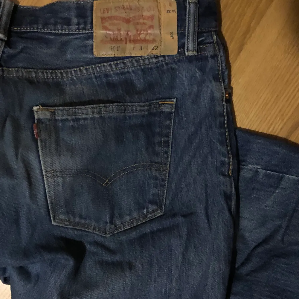 Mörkblå original 501 Levi’s jeans, ganska baggy, lågmidjade med knappgylf. Använt skick utan hål eller nötningar. Midjemått: 93cm  Längd: 105cm. Jeans & Byxor.