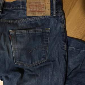 Mörkblå original 501 Levi’s jeans, ganska baggy, lågmidjade med knappgylf. Använt skick utan hål eller nötningar. Midjemått: 93cm  Längd: 105cm
