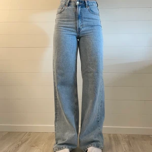 ❤️‍🔥Jeans från Hm❤️‍🔥 - Ett par ljusblåa, vida jeans från Hm i stl 34, som nya😎