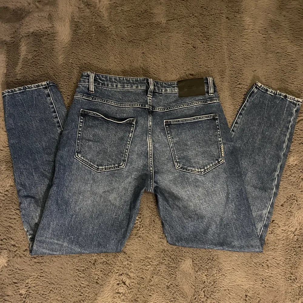 Sliten indigo eller bara blå färg på dessa jeans som har mer straight fit än baggy fit enligt mig. De har storlek W32 L28 på lappen men sitter bra på mig som är 185 cm. Köptes för 1100kr och har väldigt bra skick (8/10 kanske). Fråga  för mer bilder:). Jeans & Byxor.