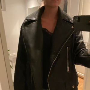 Skinnjacka - Lite oversized skinnjacka från HM med silver detaljer ❤️väldigt bra skick! 
