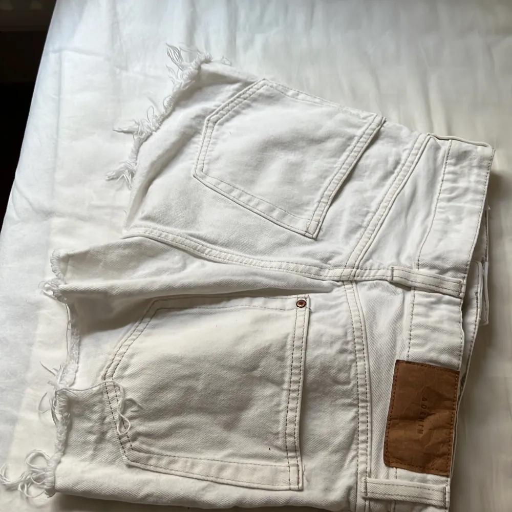 Super söta vita vintage shorts med hög midja från HM & Denim. Mycket bra skick, bara använda en eller två gånger.   Original pris: 199kr Frakt: 29kr . Shorts.