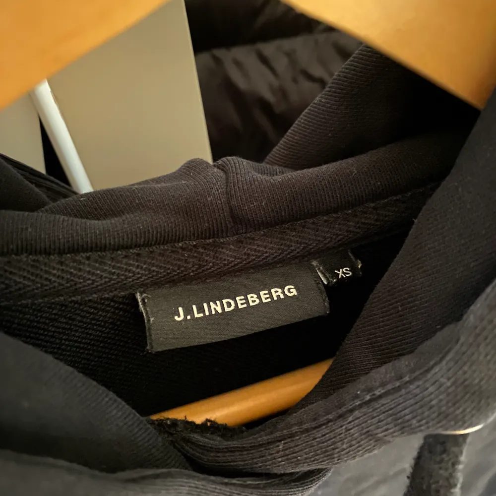 Snygg hoodie med tryck på ryggen från J.Lindeberg. Oversized och rak i modellen.. Hoodies.