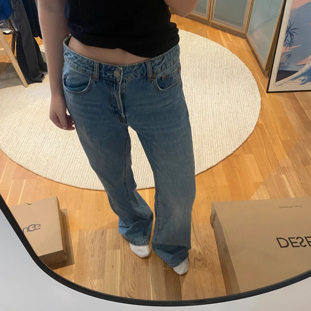 Dom perfekta lågmidjade jeansen! Straight modell med vintage-tvätt. Modellen är egentligen mid/high waist men de sitter lägre på mig med storlek 36💛Säljer flera liknande<3. Jeans & Byxor.