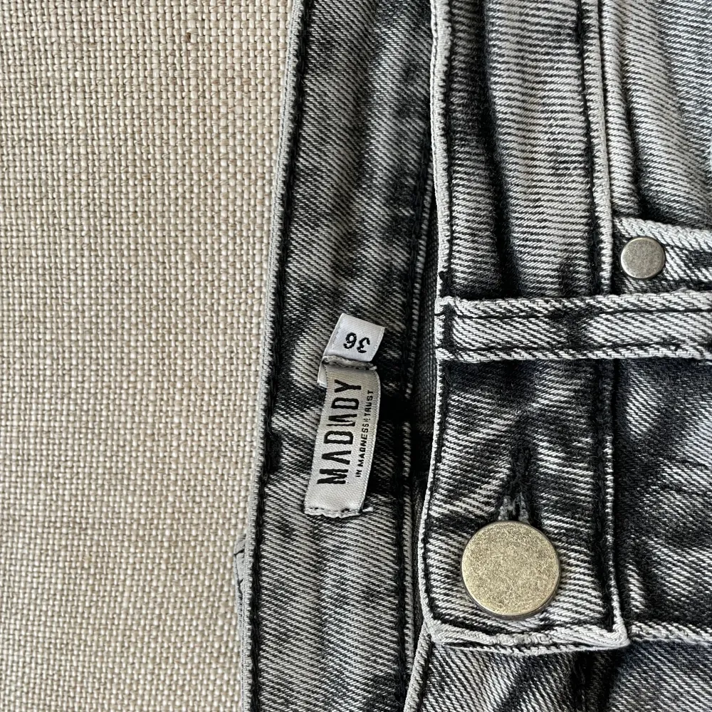 Gråa jeans från Madlady i storlek 36. Som nya :) Normala i storleken, lite stretch. . Jeans & Byxor.