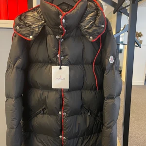 Moncler - Helt ny Moncler jacka säljes då den var för kort i armarna. Vid snabb affär 3.000kr INBOXA för fler frågor!💓
