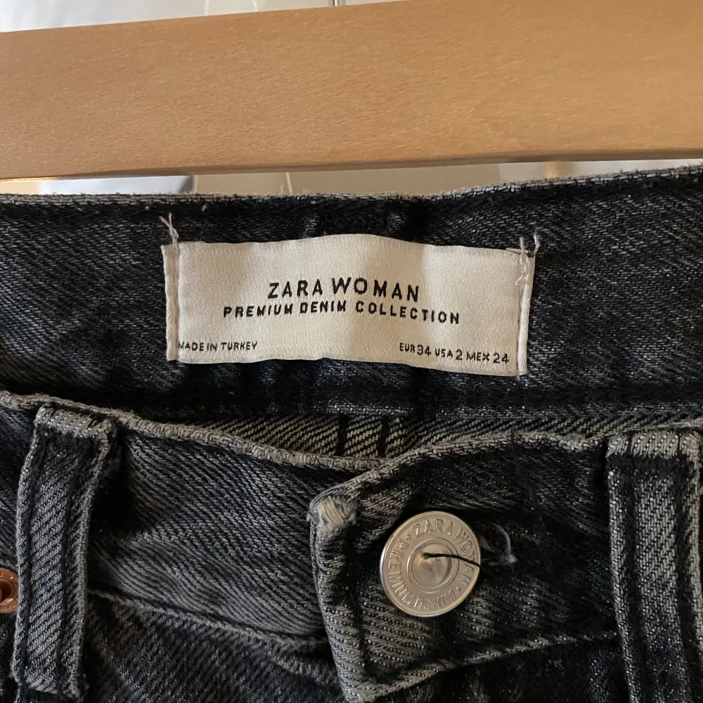 Jeans från Zara. Inga texken på användning.. Jeans & Byxor.
