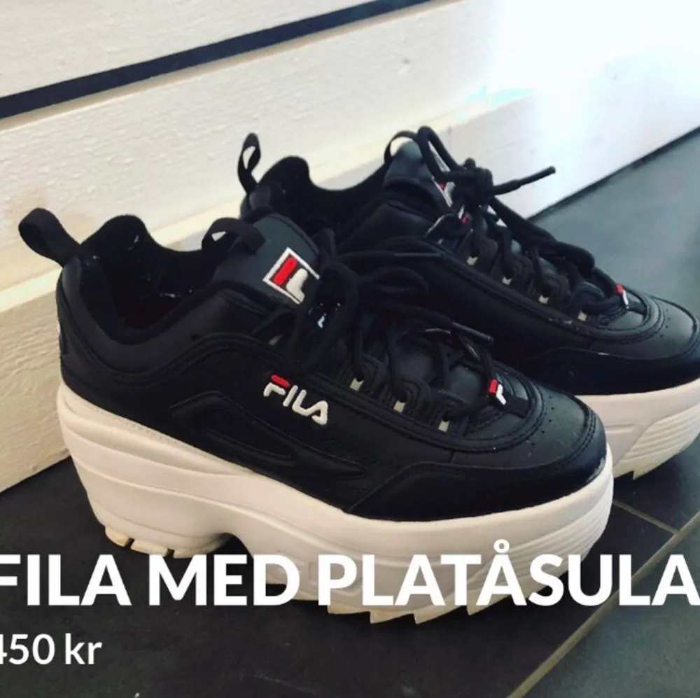 Svarta fila med platåsula. Storlek 36 Knappt använda.  Dyra vid inköp, ca 1500-2000kr Säljer de för 450kr, frakt tillkommer  . Skor.