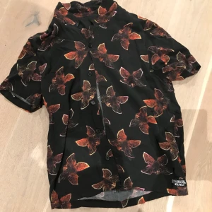 Stranger things skjorta - Min mamma tvinga mig sälja denna 😖😊