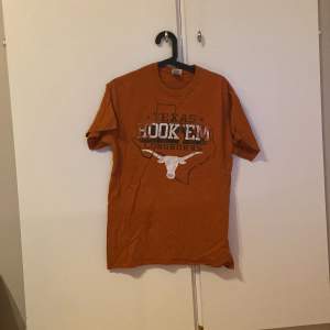 Vintage Texas College T Shirt Storlek M (tts) Inng fläckar eller hål Allmänt bra skick med lite fading på vissa ställen Mått kan lösas vid intresse.