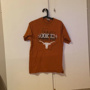 Vintage Texas T Shirt - Vintage Texas College T Shirt Storlek M (tts) Inng fläckar eller hål Allmänt bra skick med lite fading på vissa ställen Mått kan lösas vid intresse.