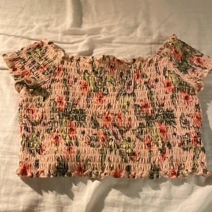Blommig topp - Denna topp är lite för liten för mig tyvärr! 🥰