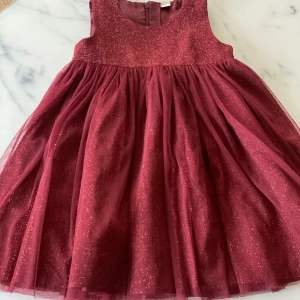 Klänning  - Storlek 104 ”3-4 Y”