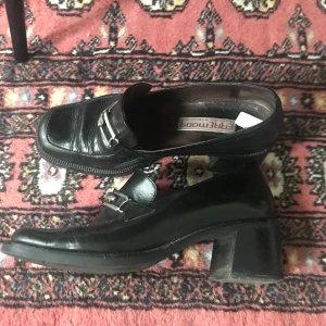 Loafers med klack  - Säljer dem snyggaste loafersen! En äldre modell av ett Italienskt märke! Riktigt fina⭐️