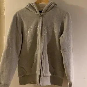 Grå Tommy hilfiger hoodie i stl M