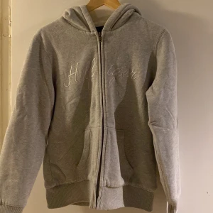 Tommy hilfiger hoodie  - Grå Tommy hilfiger hoodie i stl M