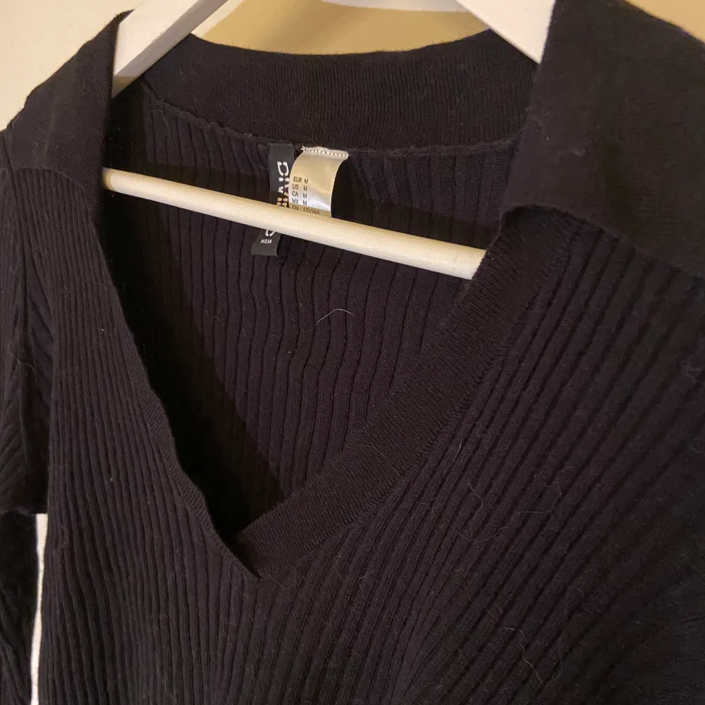 En svart tröja från HM som passar till det nästa, har tyvärr inte kommit till användning. 🫶🏻 Storlek M men väldigt liten i storleken. ⭐️ Superfin ringning men använd endast en gång 🌸. Tröjor & Koftor.