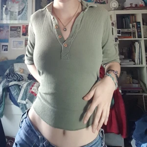 Söt grön top - Riktigt söt vintage grön topp jag köpte i Frankrike. Den är i riktigt bra skick! °~*TRYCK INTE PÅ KÖP NU TACK!*~° (fraktpriset är inte korrekt contact me för mer info!)